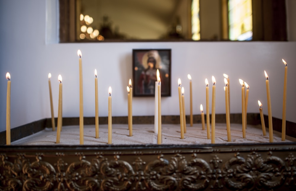 velas blancas sobre mesa de madera marrón
