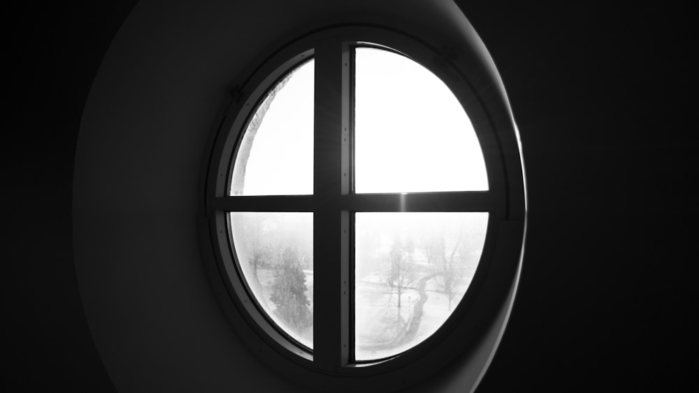 foto in scala di grigi della finestra di vetro