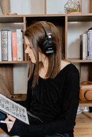 woman in black long sleeve shirt wearing black headphones
