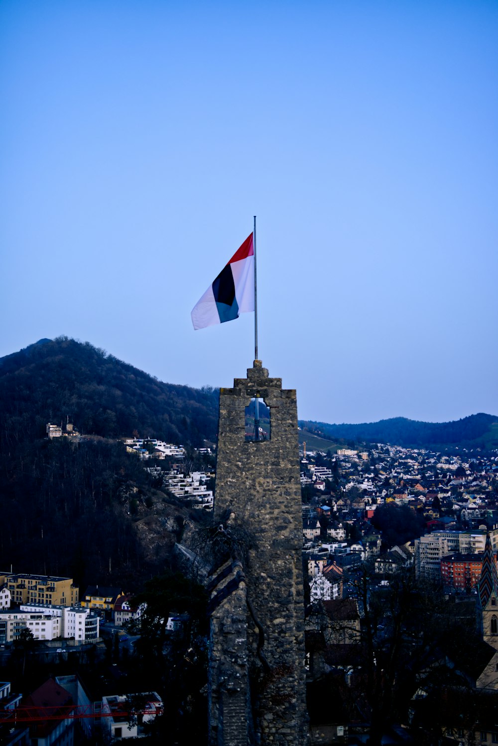 Edificio de hormigón marrón con la bandera de EE.UU. A en la parte superior