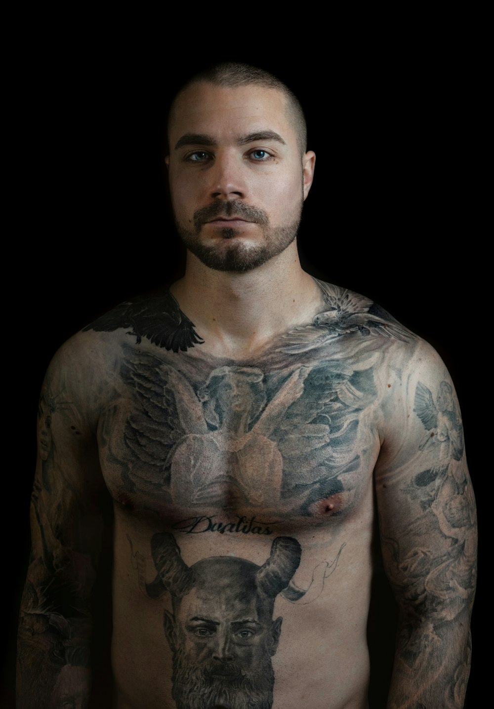 hombre con tatuaje corporal en blanco y negro