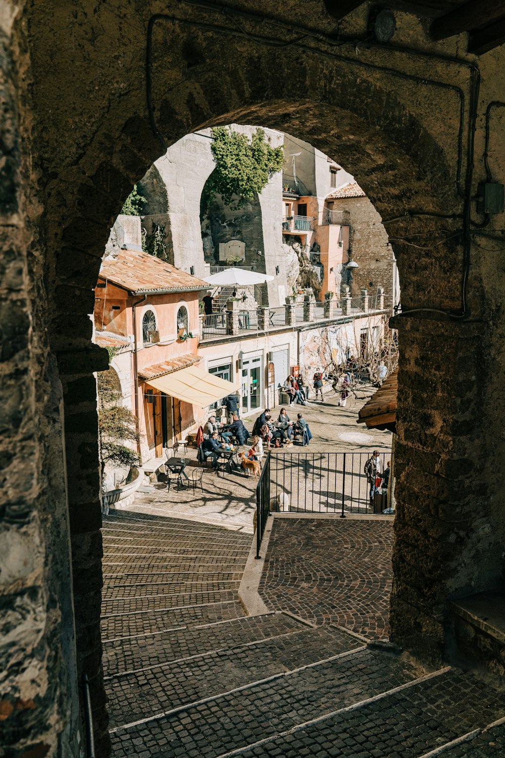 persone che camminano sul marciapiede durante il giorno