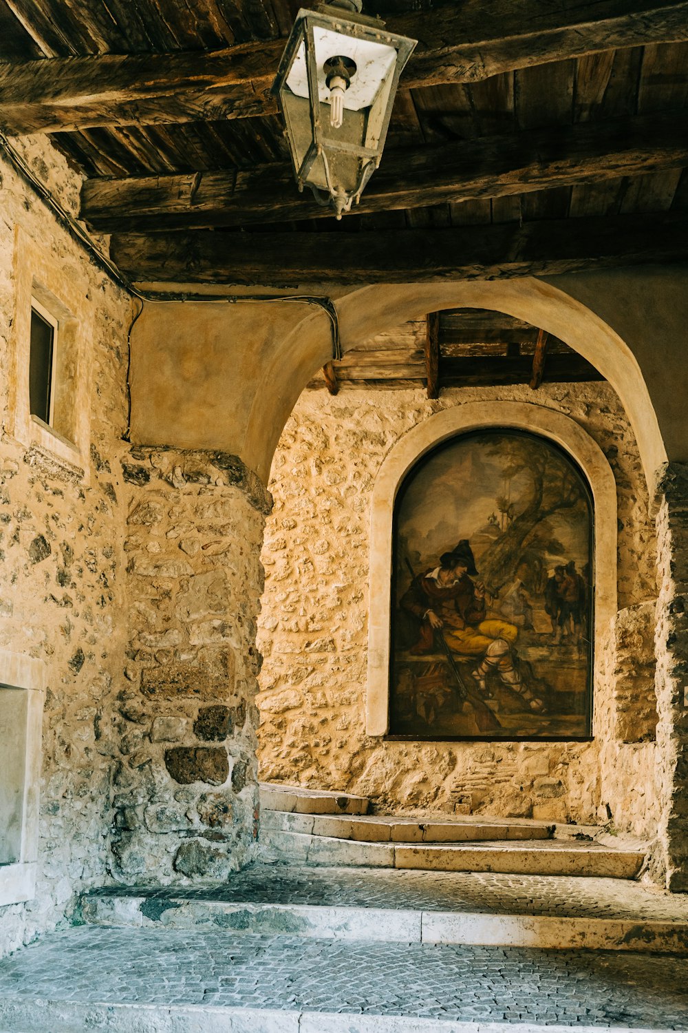 Edificio in cemento marrone con finestra in legno marrone