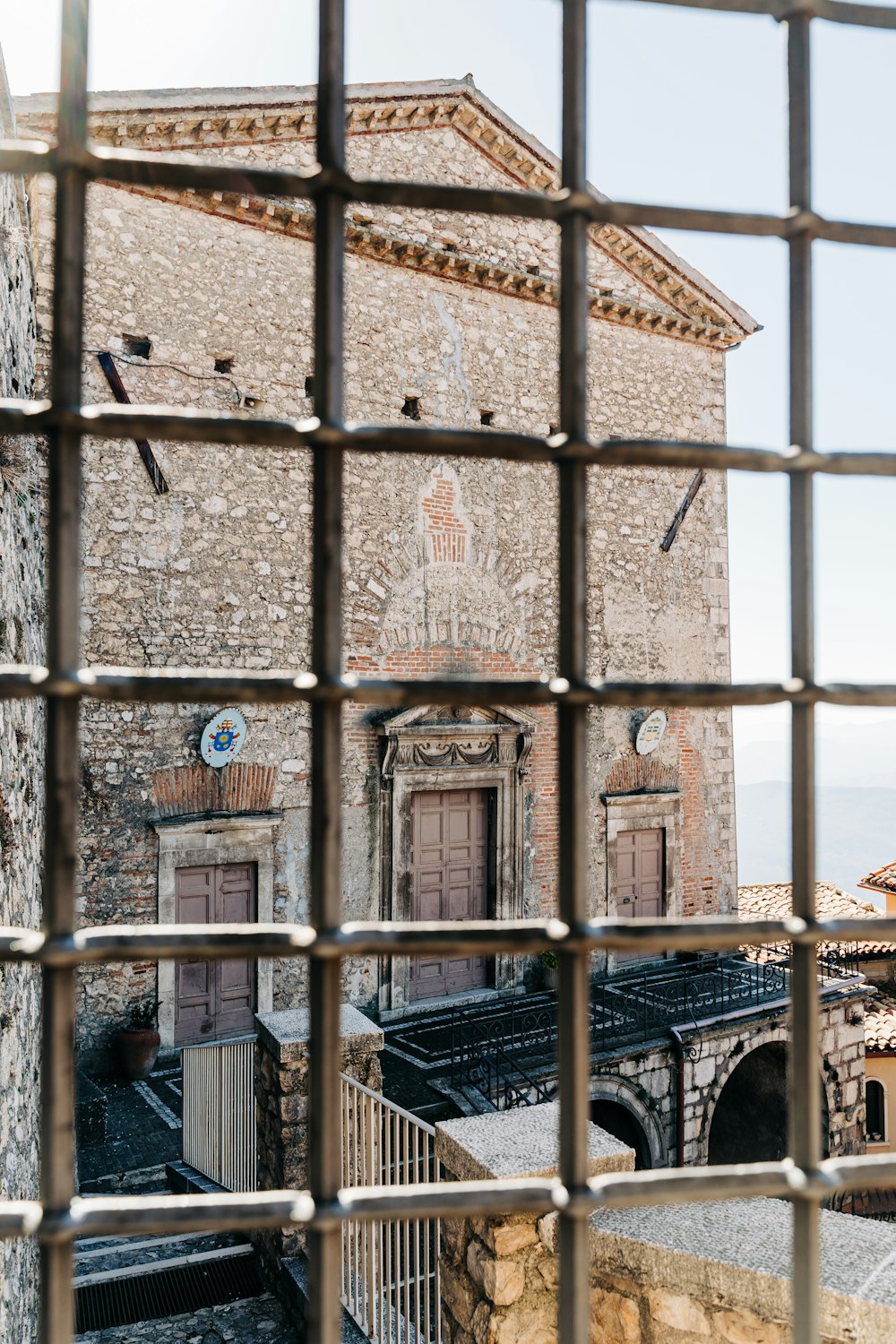 edificio in mattoni marroni con cancello in metallo nero