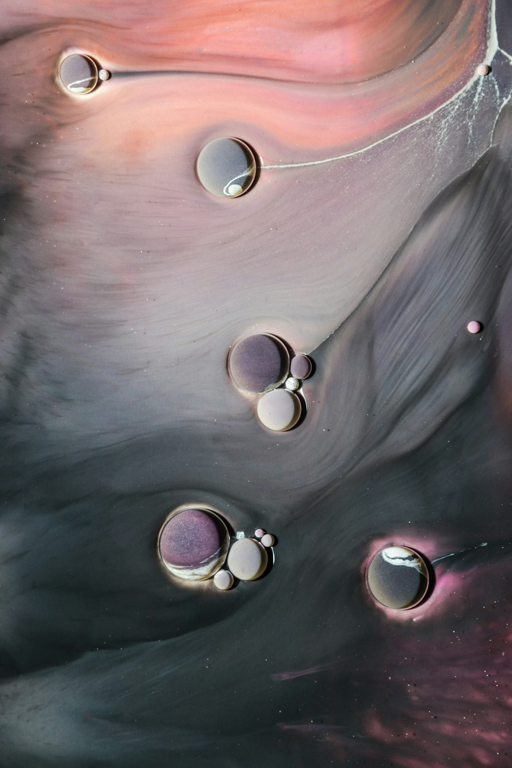 gotas de agua en una superficie púrpura