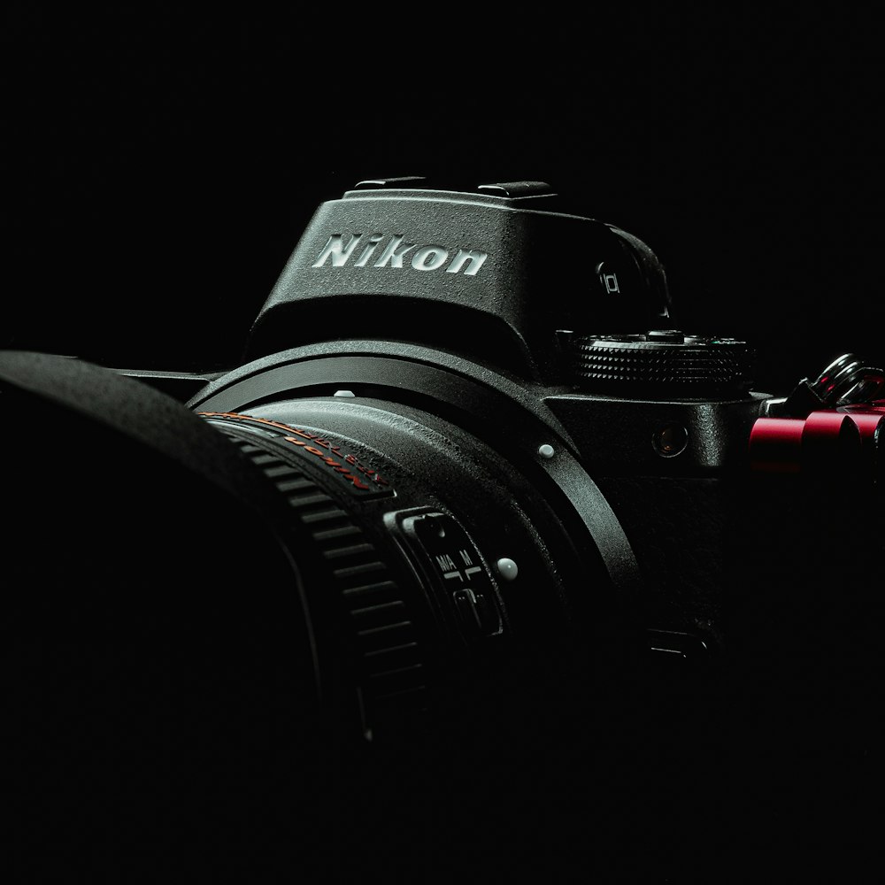 Schwarze Nikon DSLR-Kamera auf weißer Oberfläche