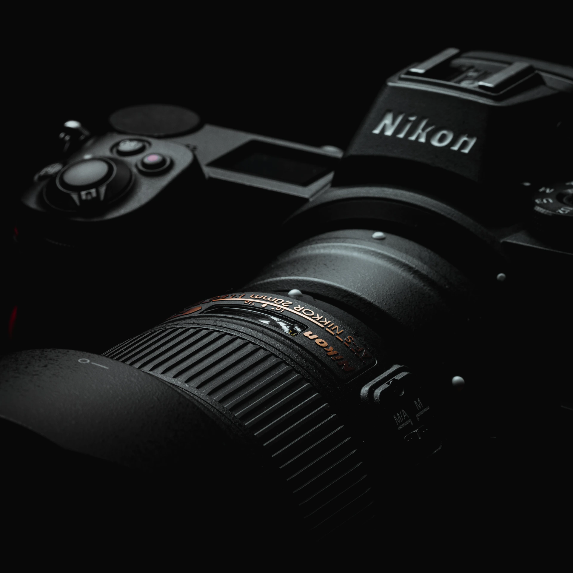câmera preta nikon dslr na superfície branca
