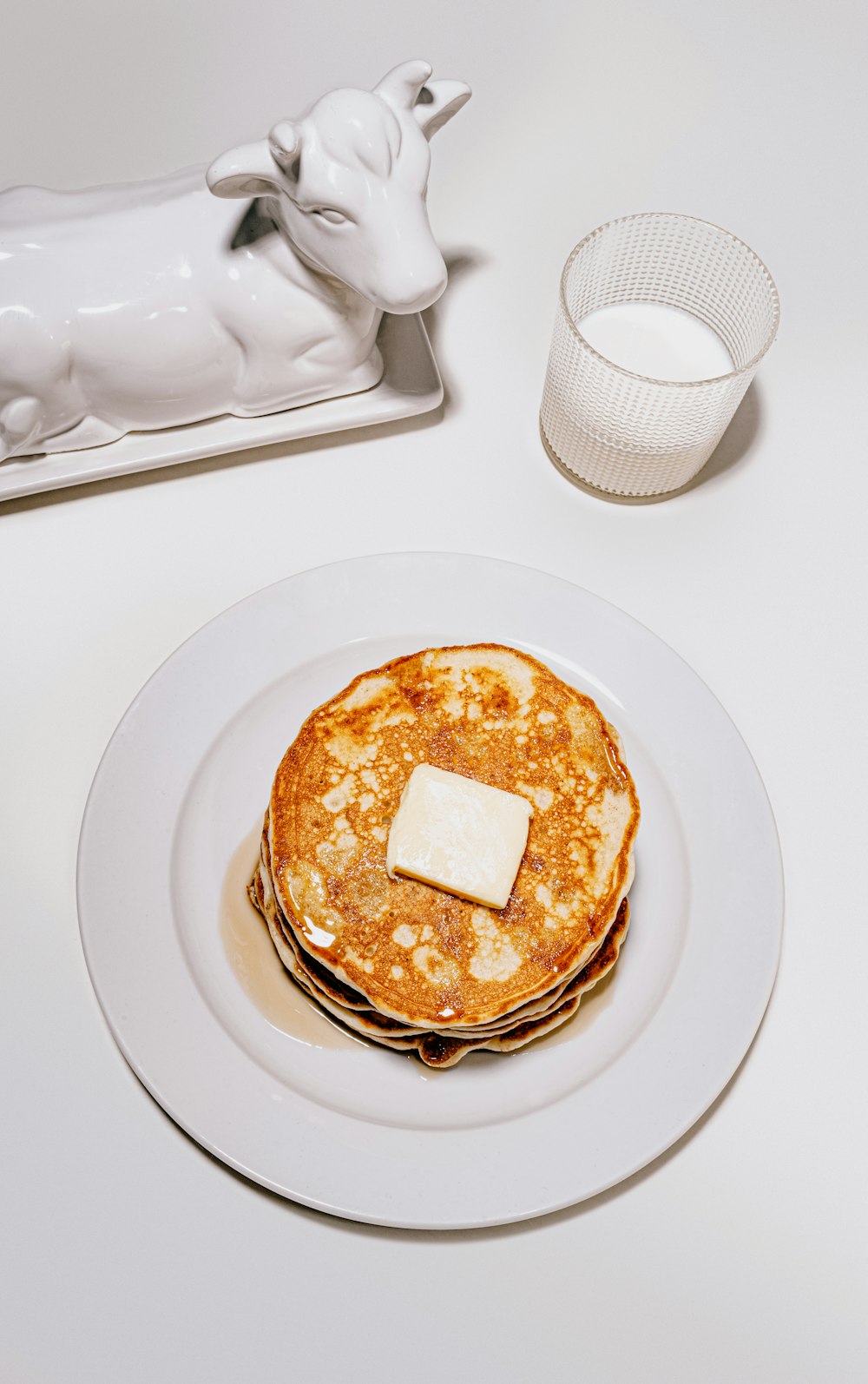 Pan en plato de cerámica blanca