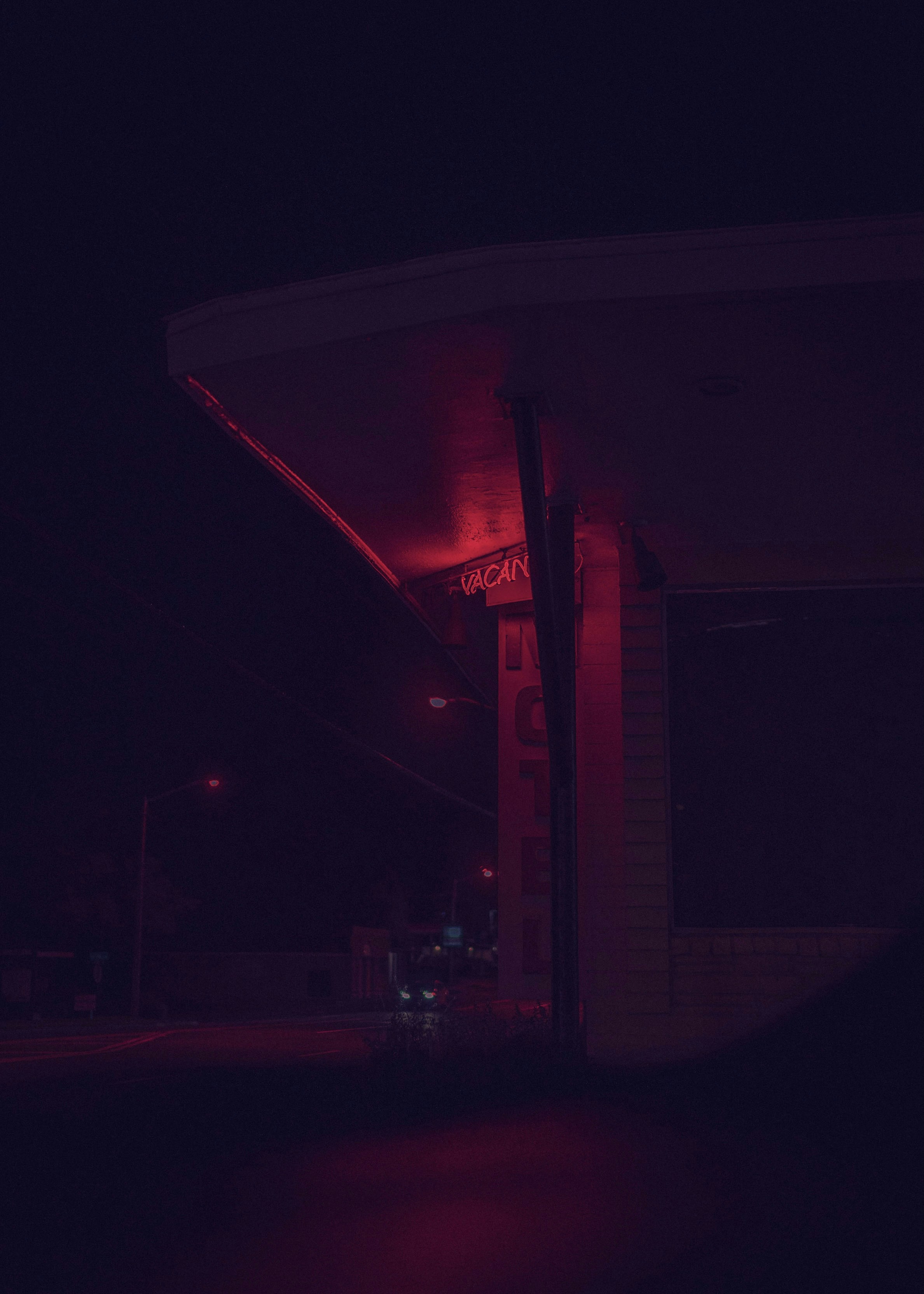 Edificio bianco e rosso durante la notte