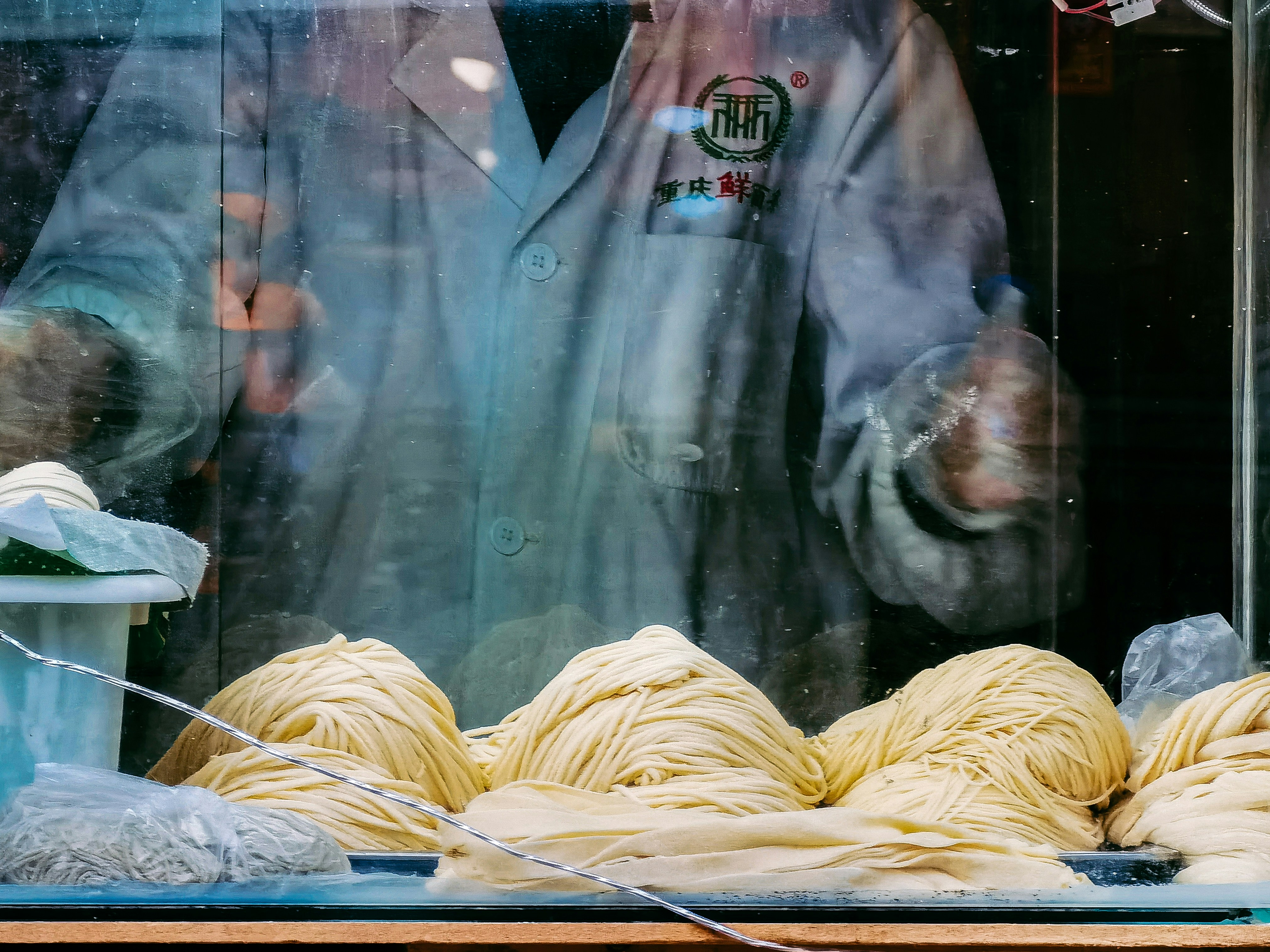 têxtil branco e amarelo em vidro transparente