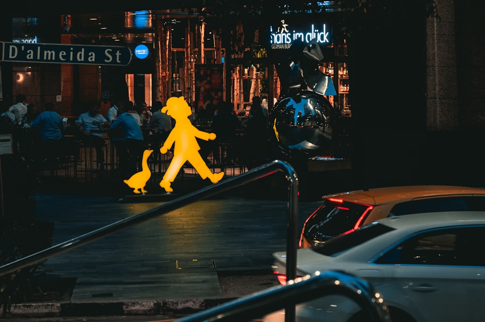 Estatua de caballo amarillo en la calle