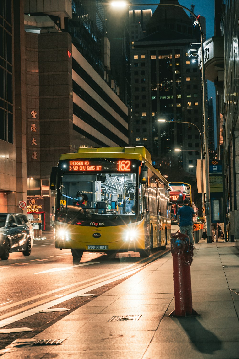 bus jaune et noir sur la route pendant la journée