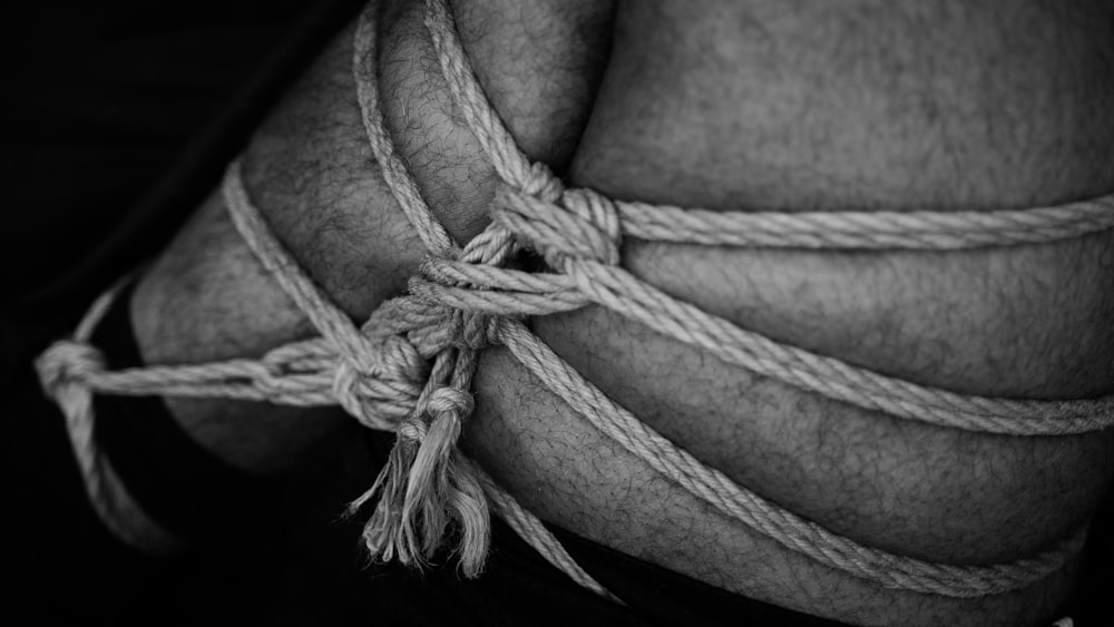 ロープで結ばれたロープのグレースケール写真
