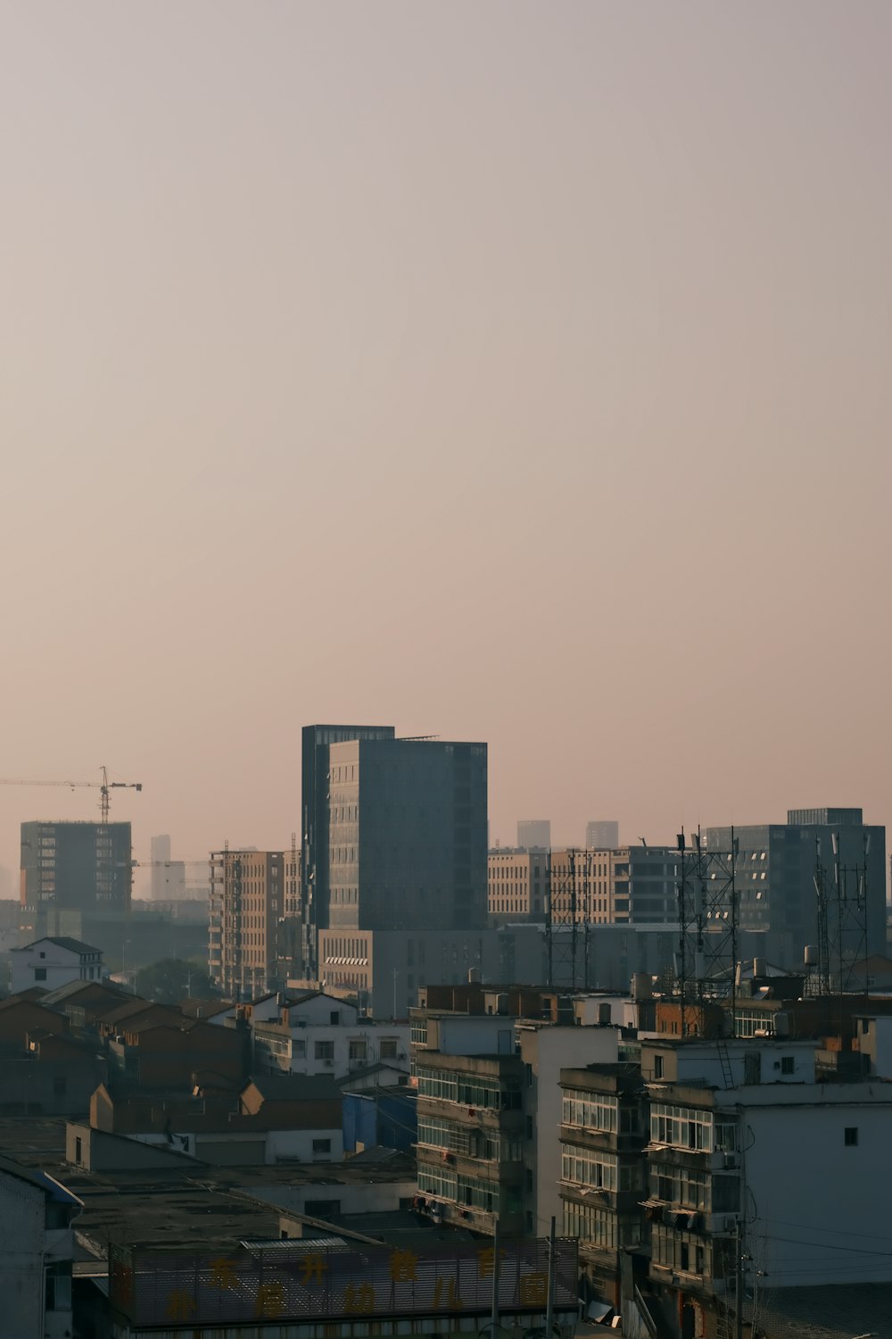 Edificios de la ciudad bajo el cielo blanco durante el día