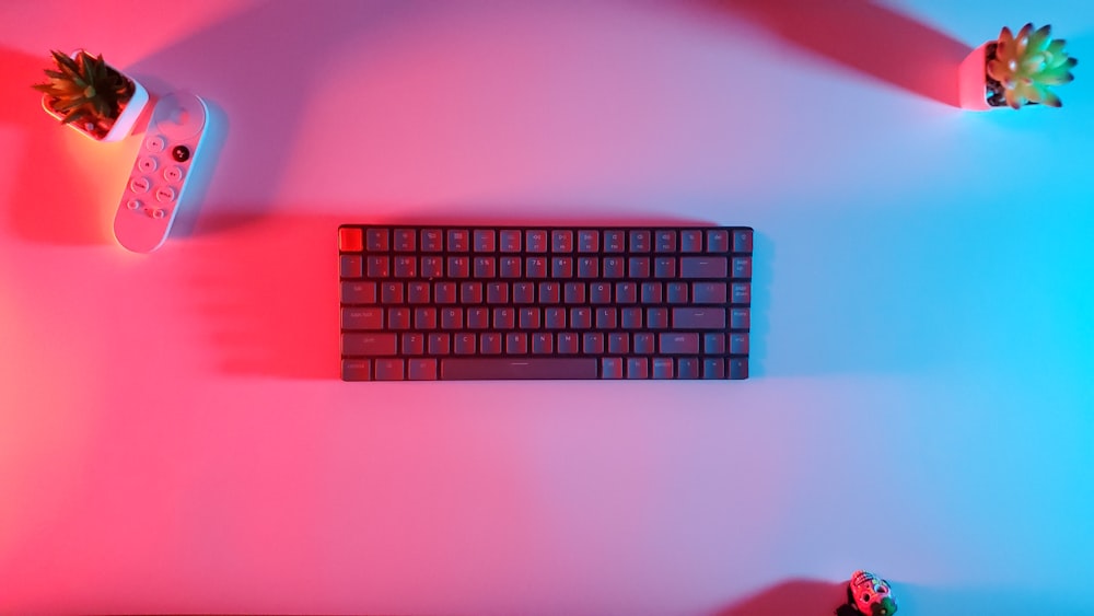 teclado de computadora en blanco y negro