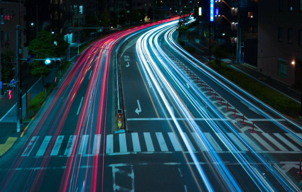 夜間の道路上の車のタイムラプス撮影