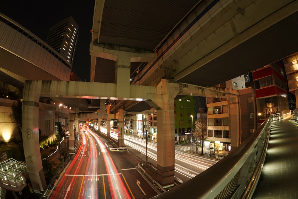 Zeitrafferaufnahmen von Autos auf der Straße während der Nachtzeit