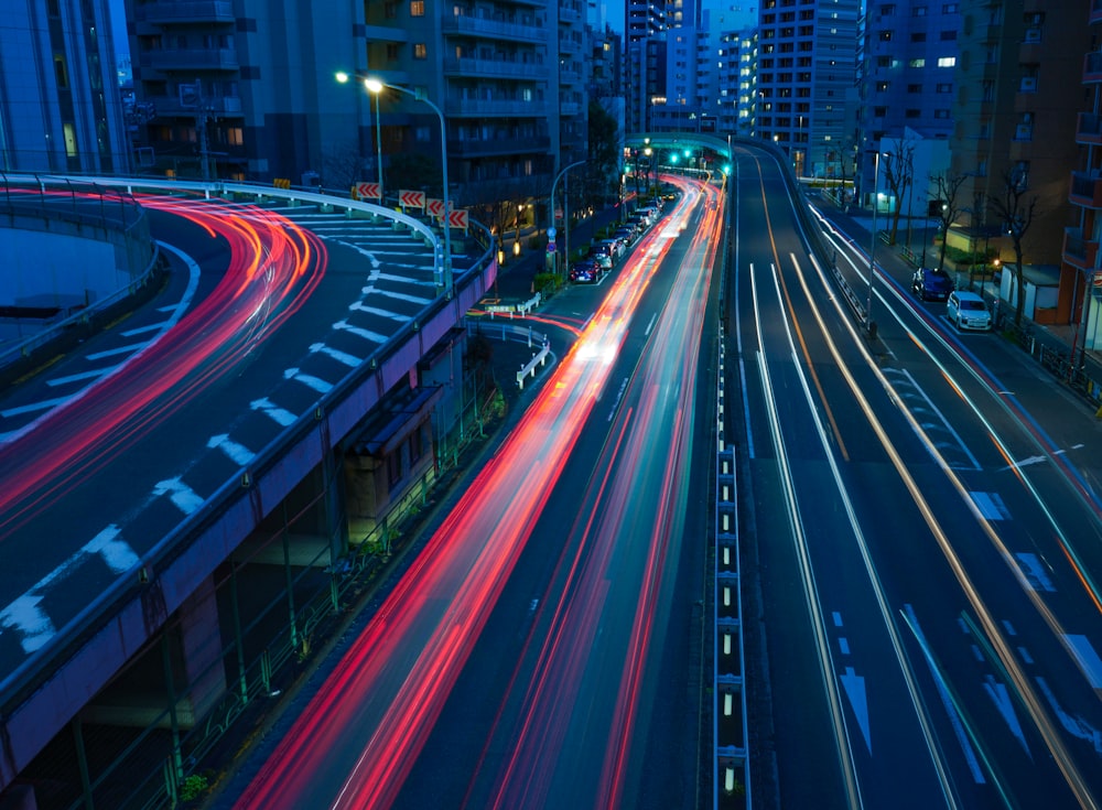 Fotografia time lapse di auto su strada durante la notte