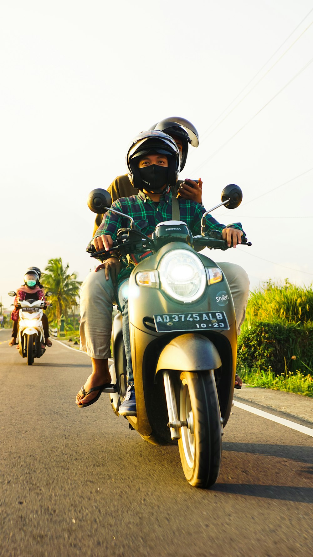Personas que conducen motocicletas en la carretera durante el día
