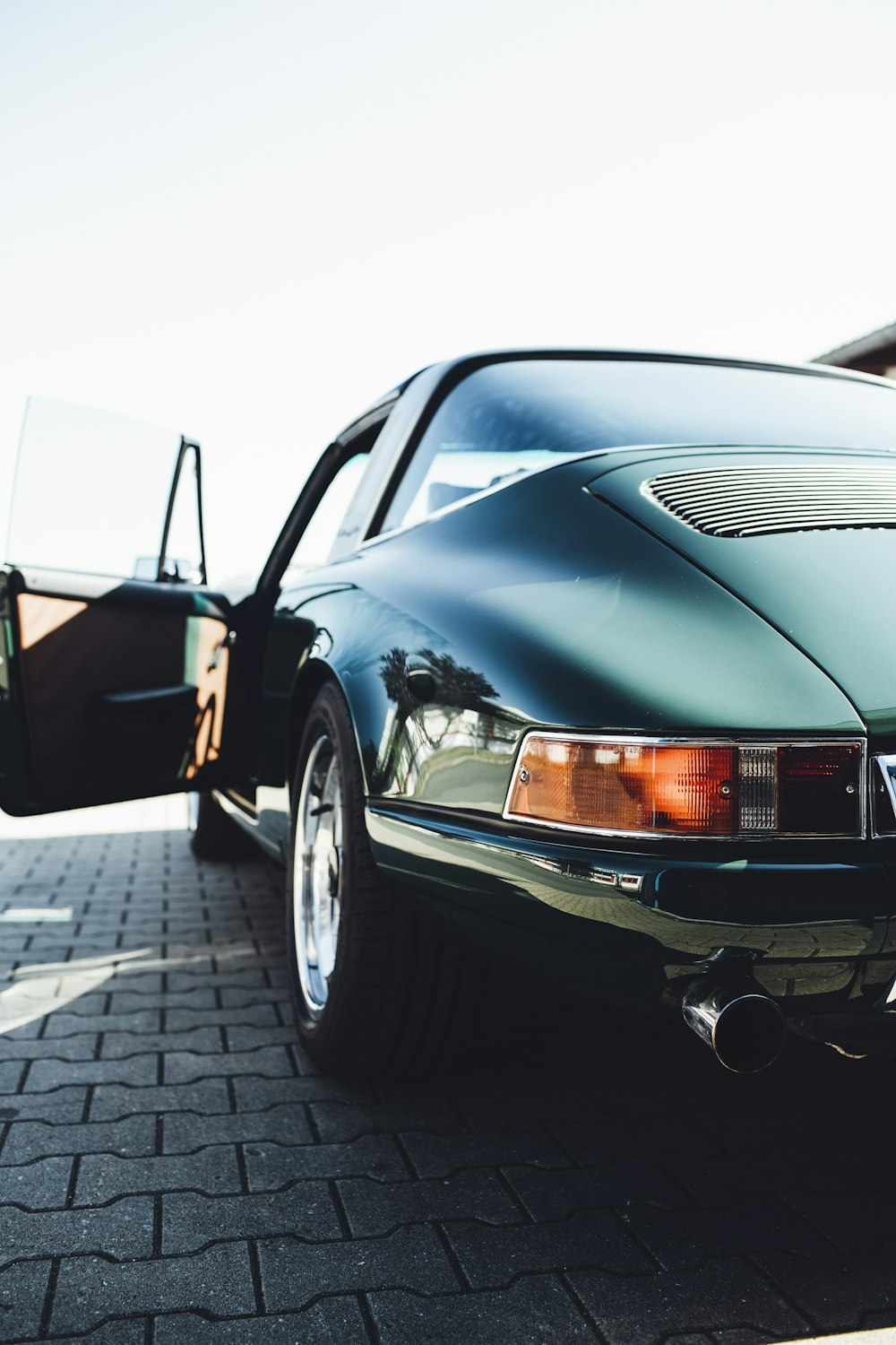 Porsche 911 noire garée sur le parking pendant la journée