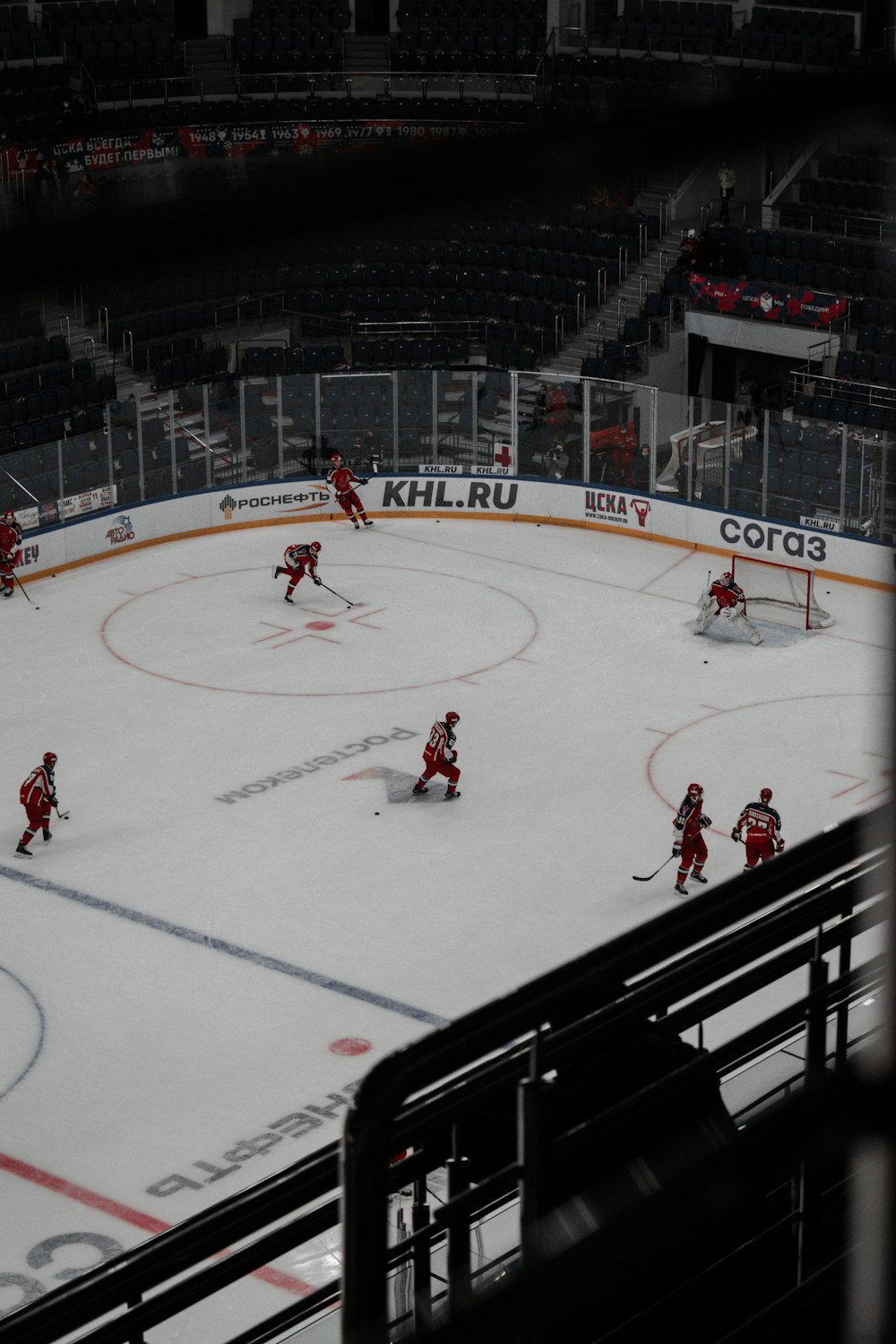 Gente jugando al hockey sobre hielo en un estadio de hielo
