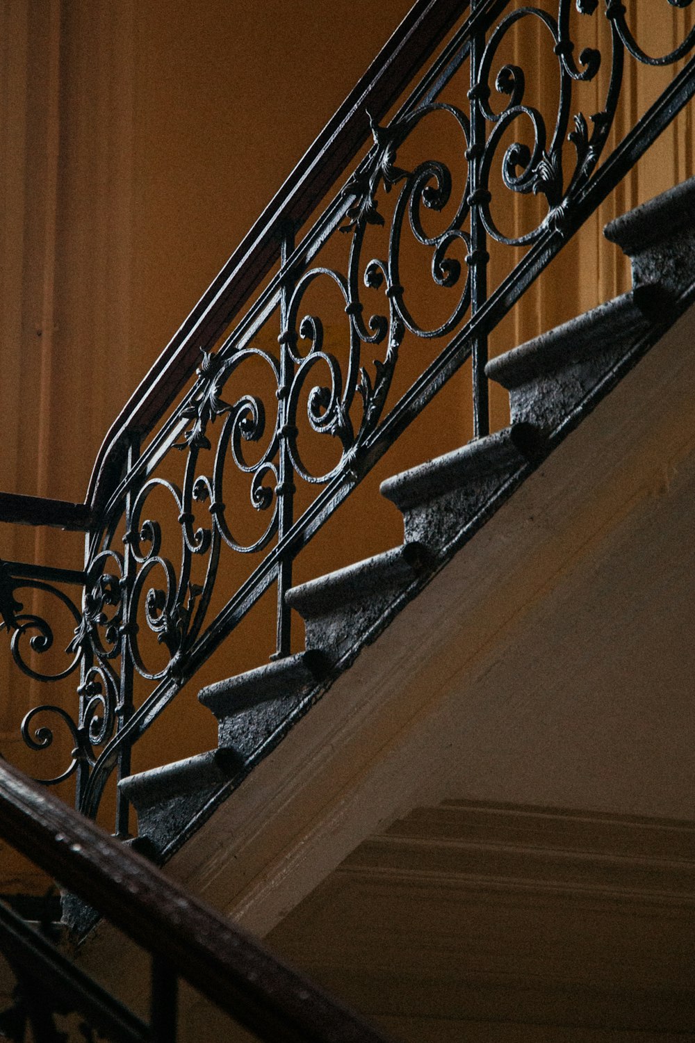 Barandillas de metal negro en escalera de madera marrón