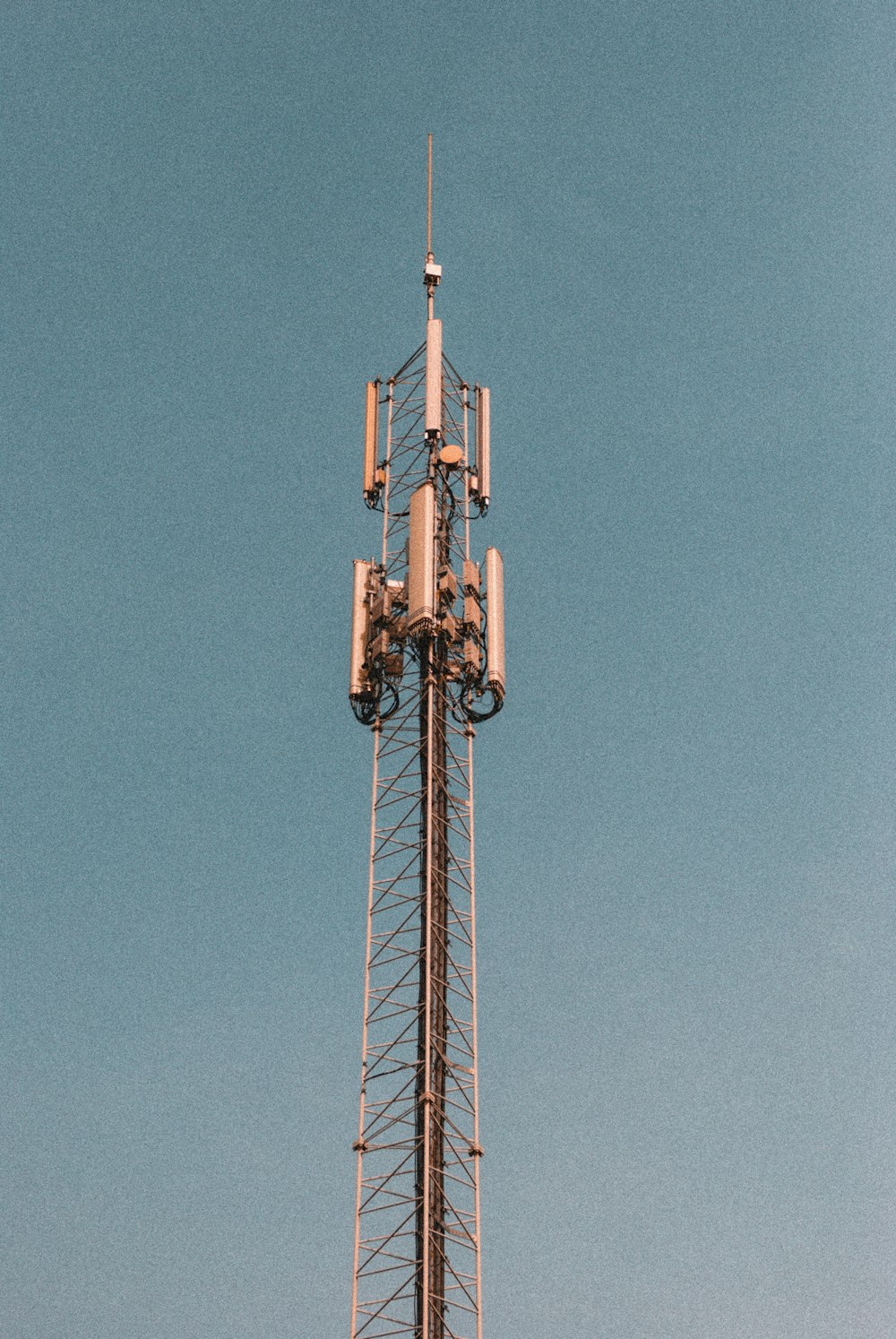 Braun-weißer Turm unter blauem Himmel tagsüber