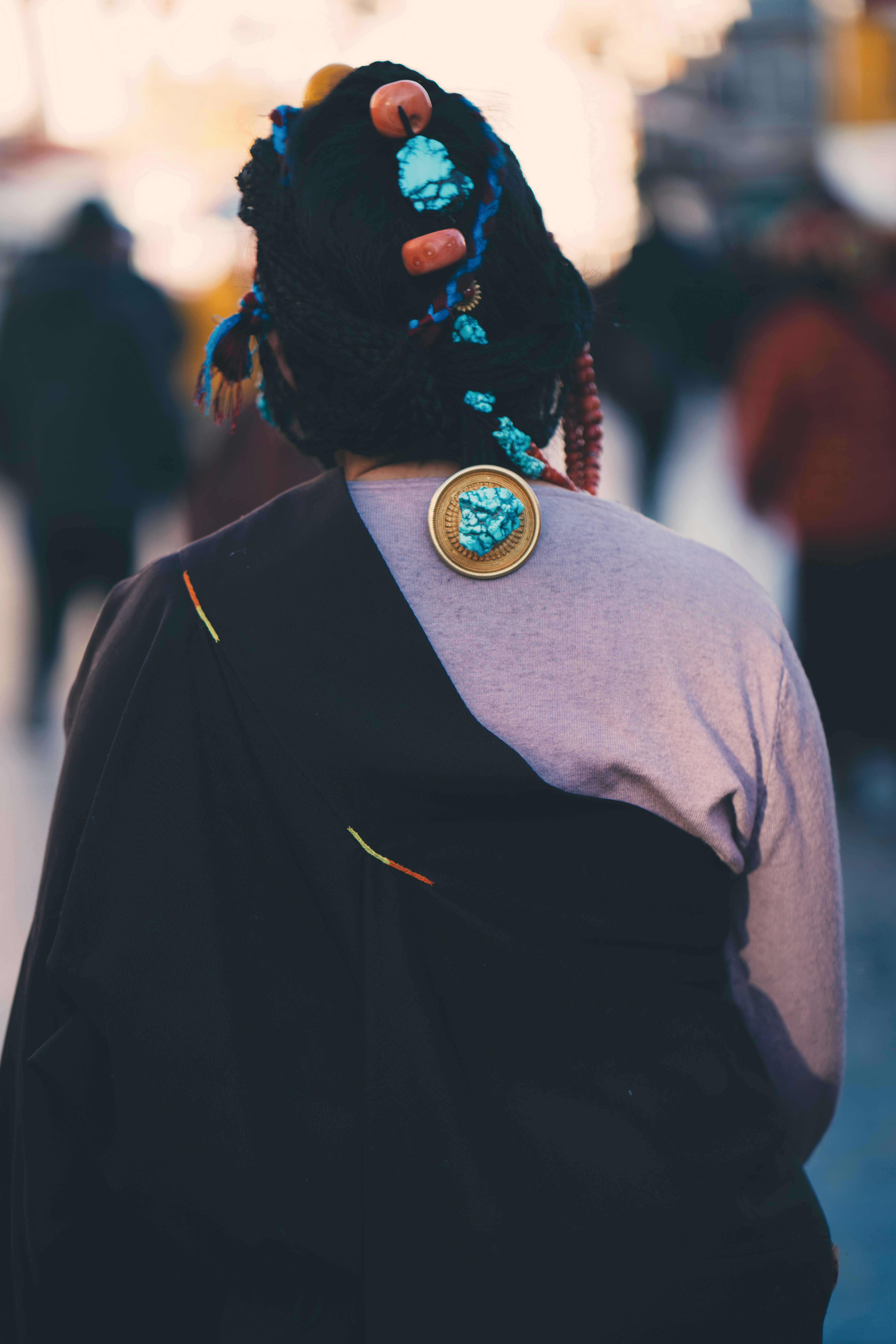 Persona con camisa blanca y negra con máscara negra