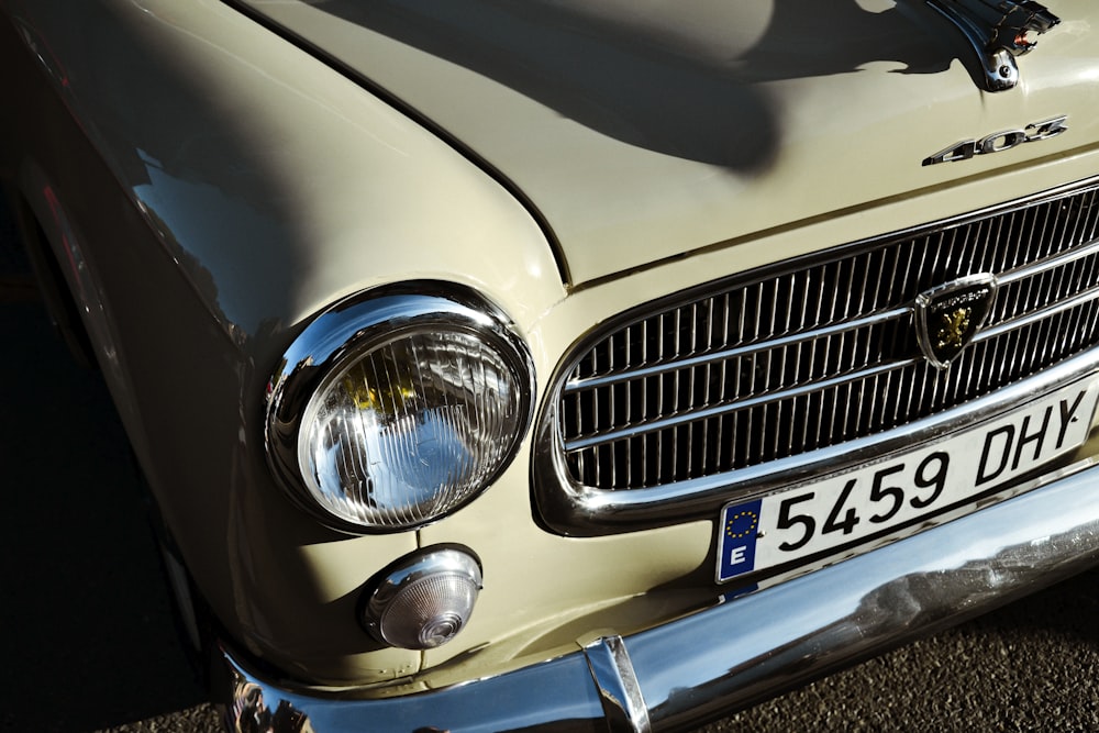 carro branco com luz azul e branca