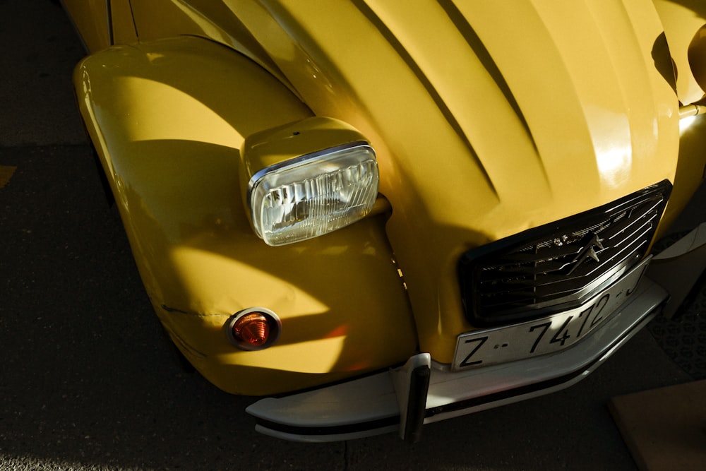 Volkswagen Beetle amarillo en la carretera durante el día