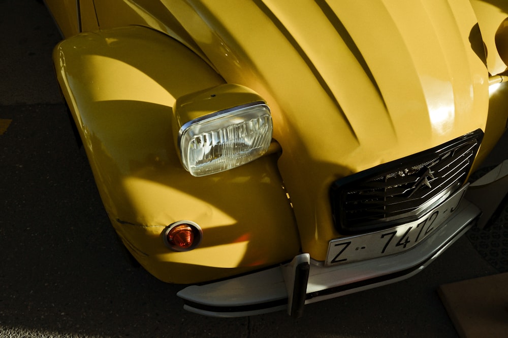 Maggiolino Volkswagen giallo su strada durante il giorno