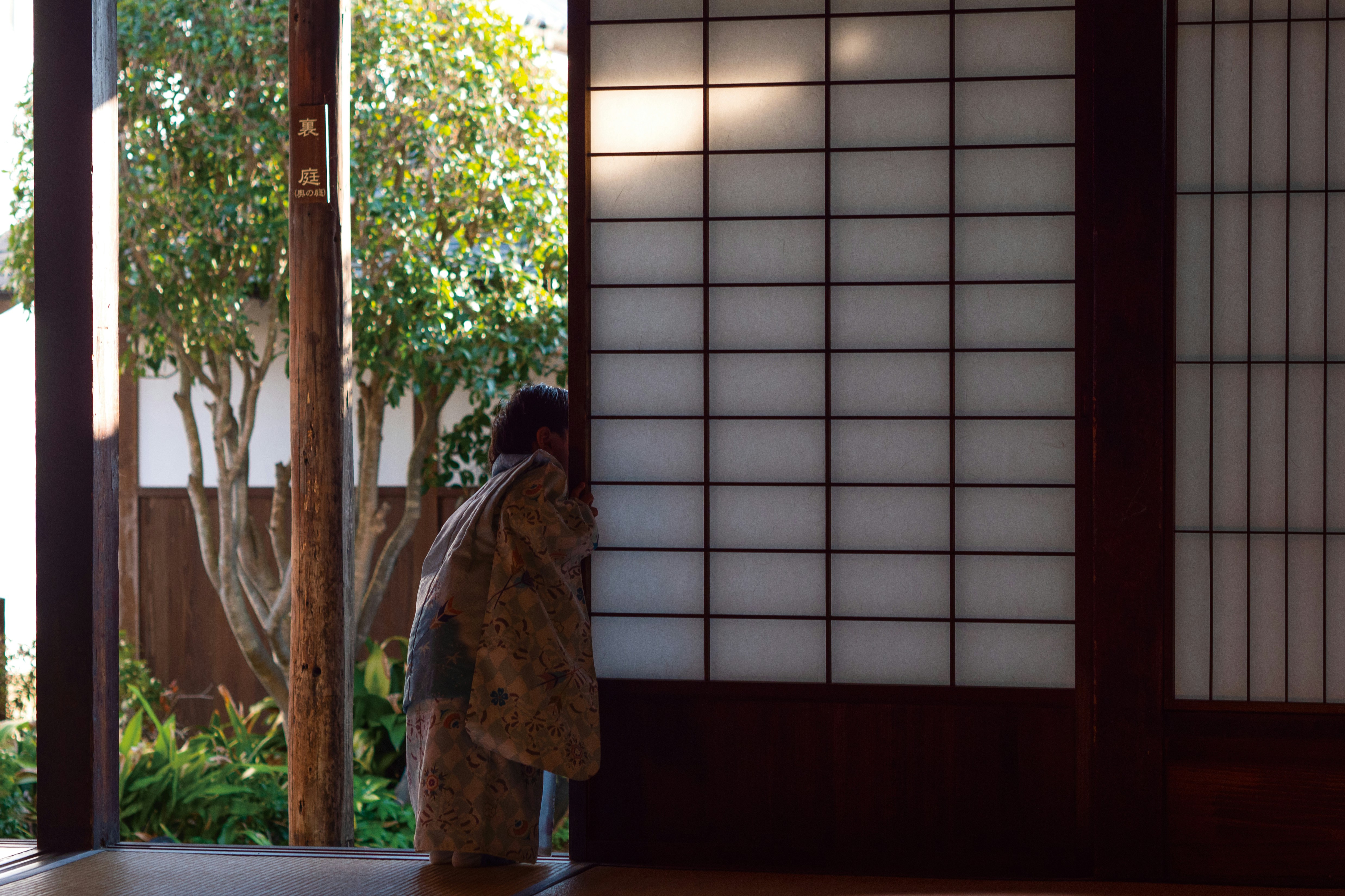 Foreigner talking to Japanese hotel staff at reception, looking stressed