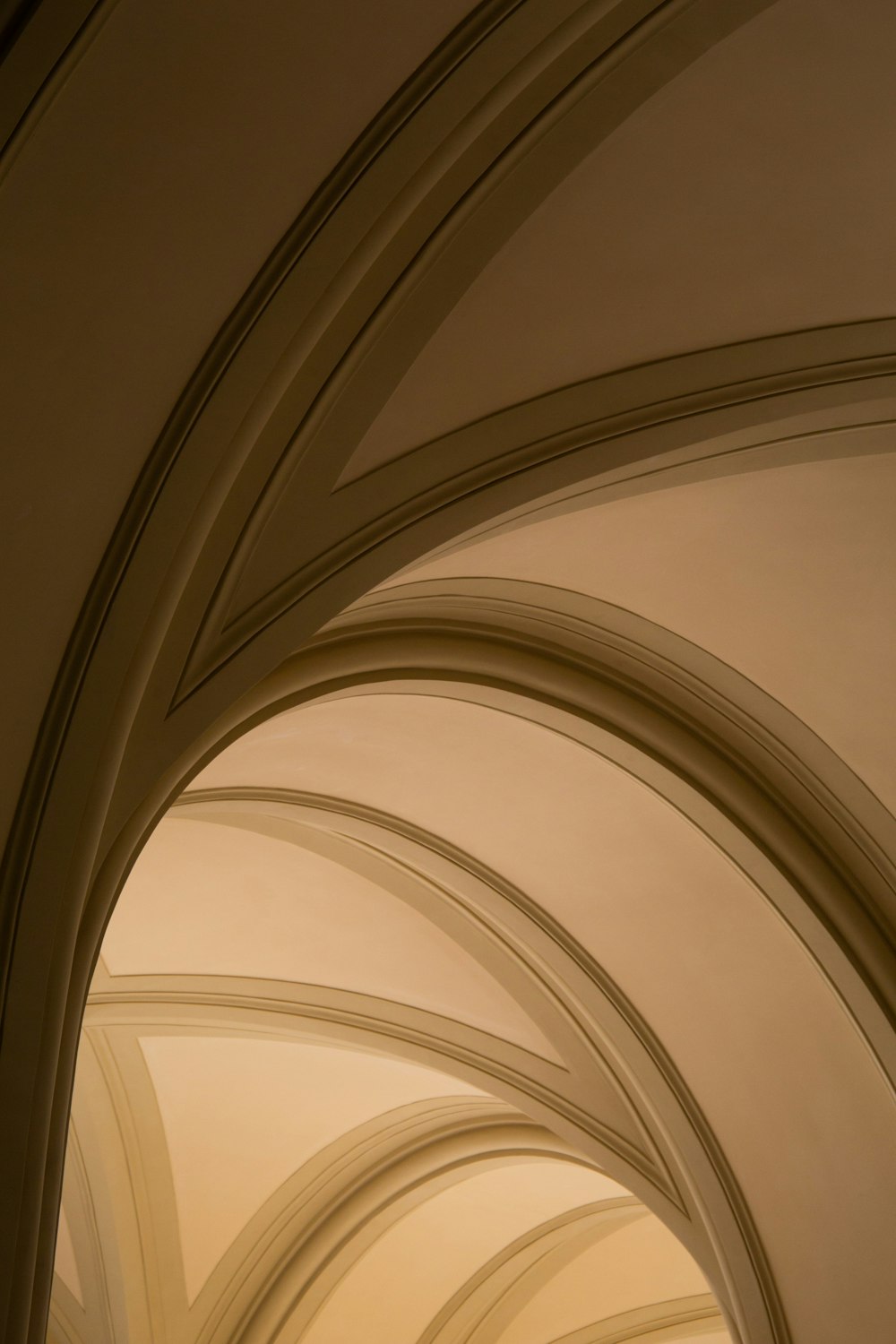 soffitto di cemento marrone e bianco