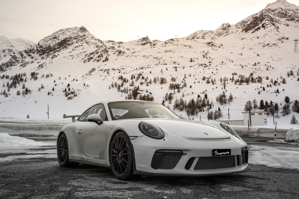 Porsche 911 argento su strada durante il giorno