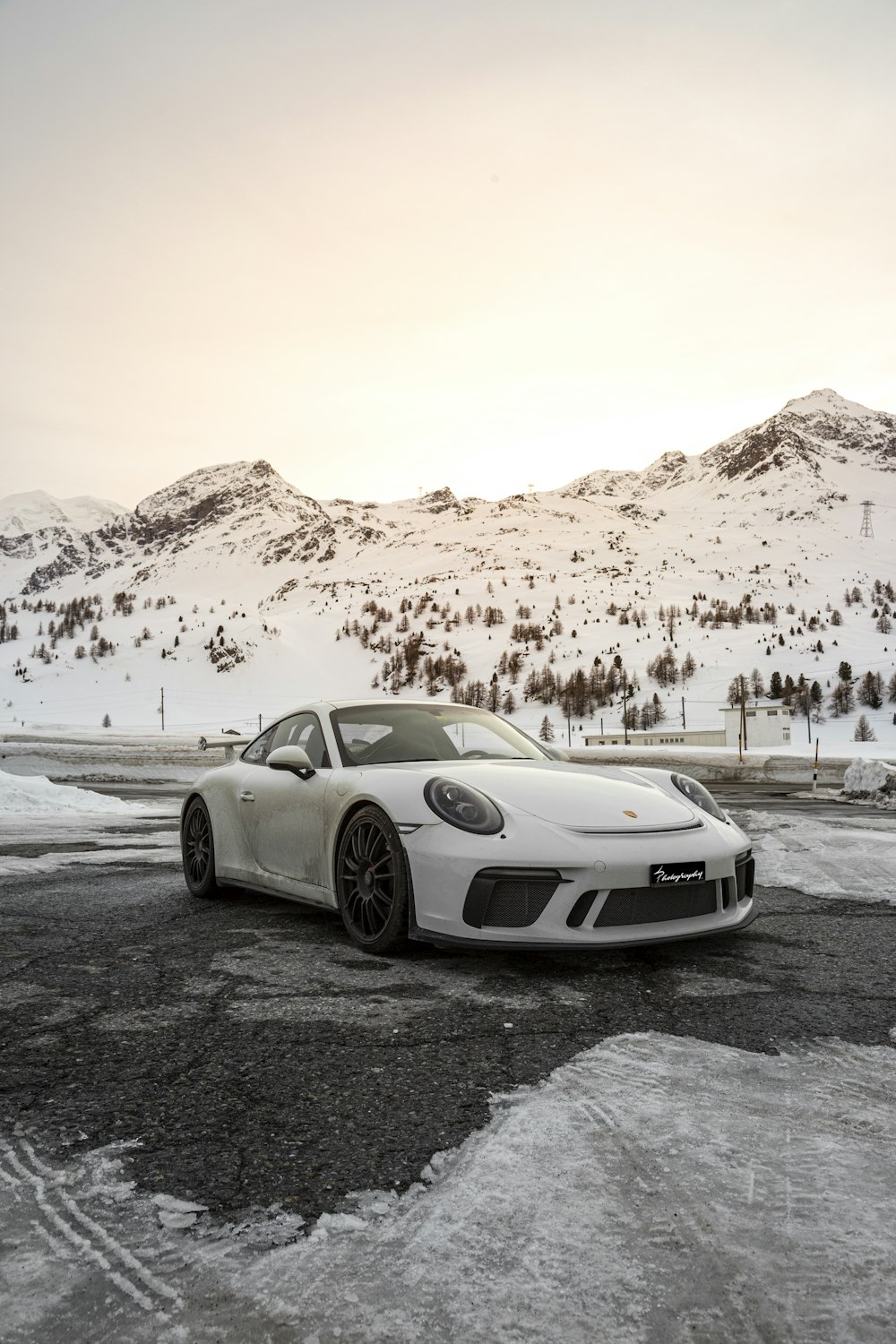 Porsche 911 blanco en la playa durante el día