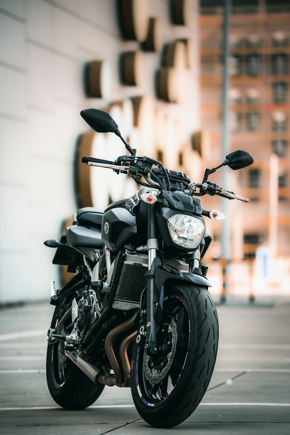 motocicleta preta estacionada na rua