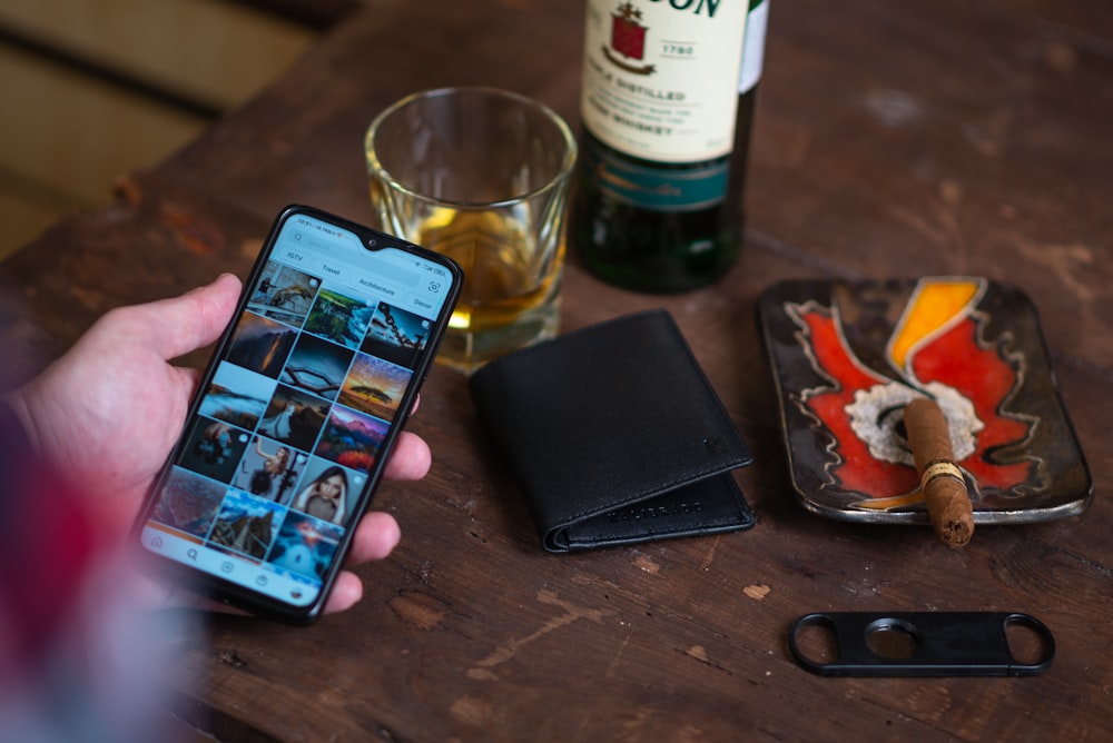 iPhone 5 nero su tavolo di legno marrone