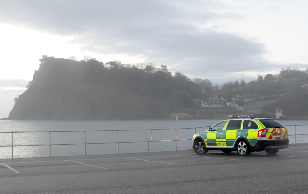 voiture verte et blanche sur la route