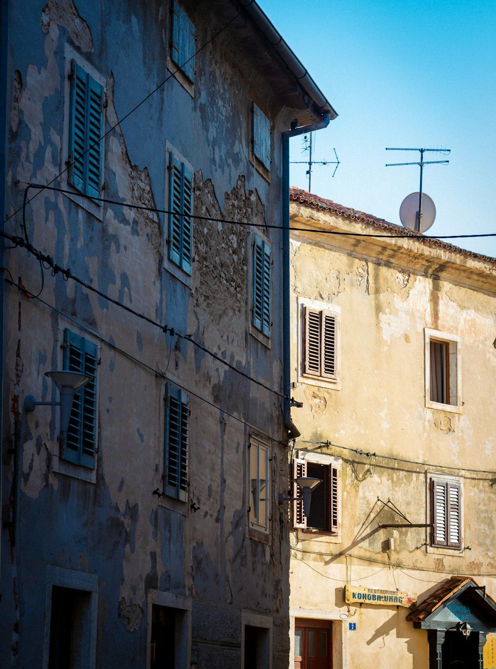 brown concrete building during daytime