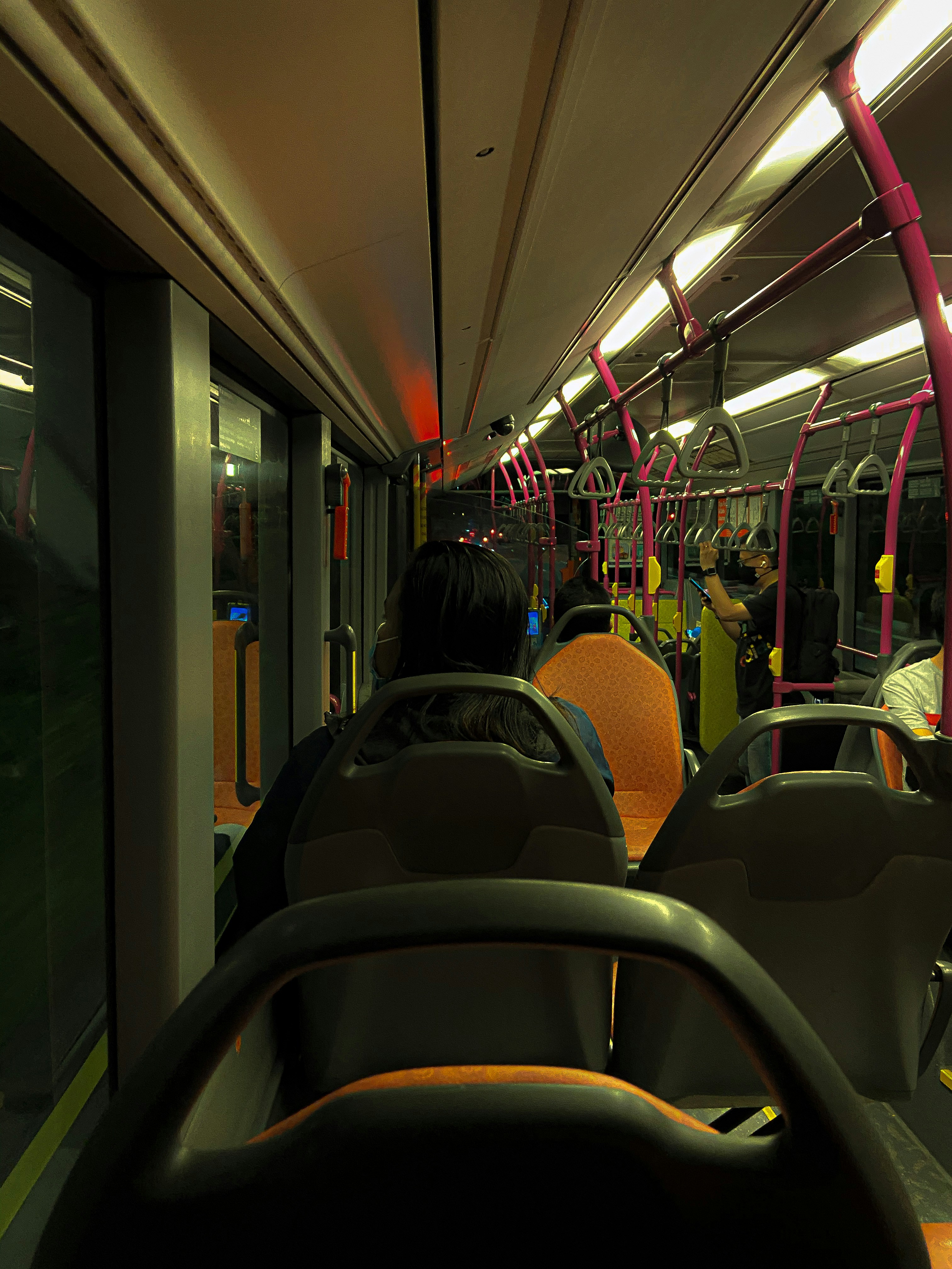 灰色と黄色のバスの座席に座っている人々の写真 Unsplashで見つける点灯の無料写真