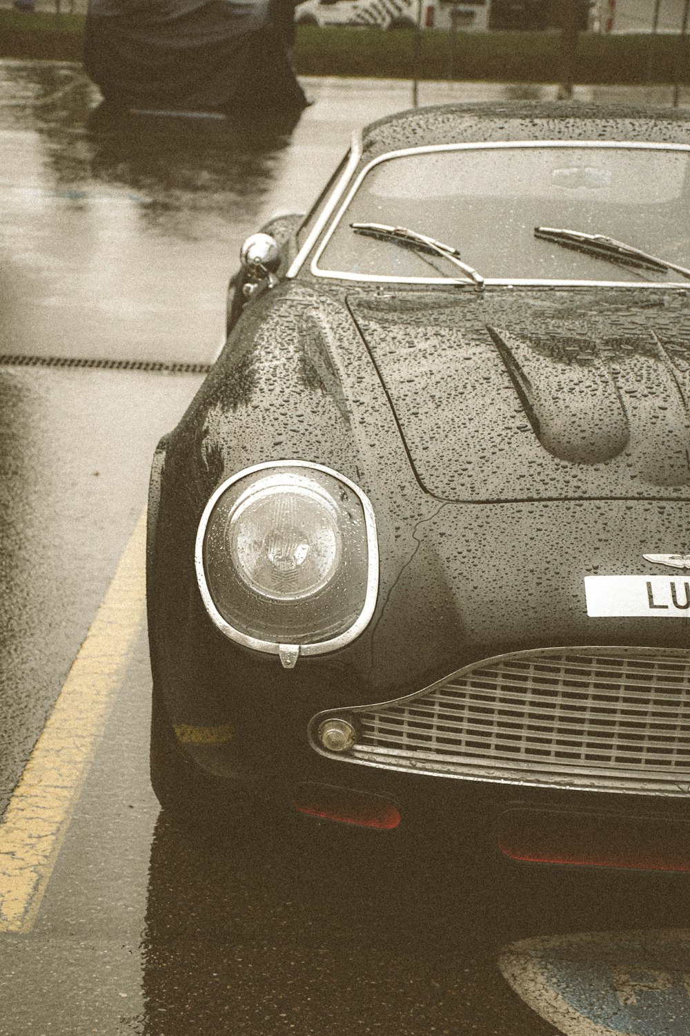 Foto en escala de grises de un coche clásico