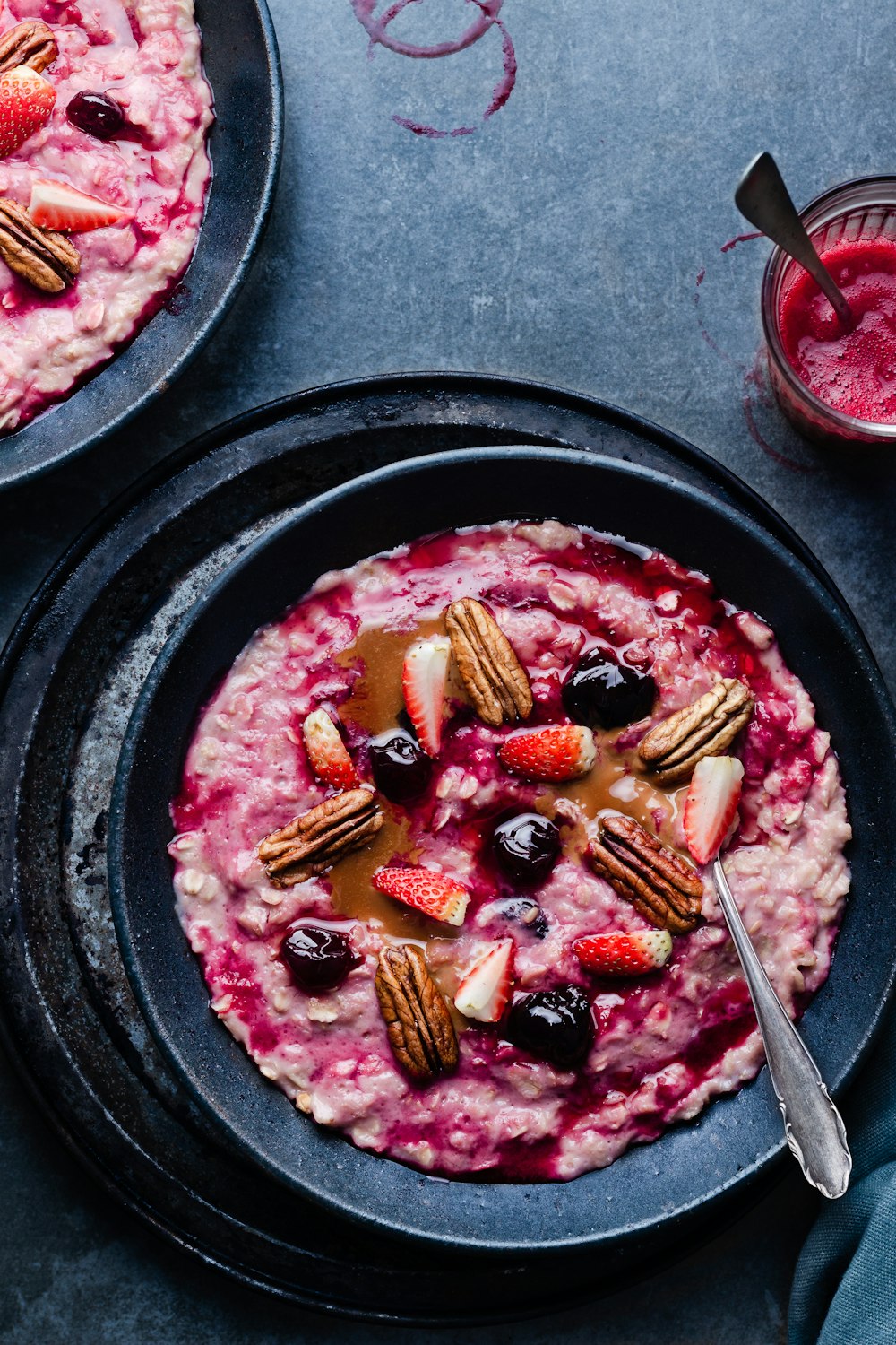 aliments cuits sur assiette ronde noire