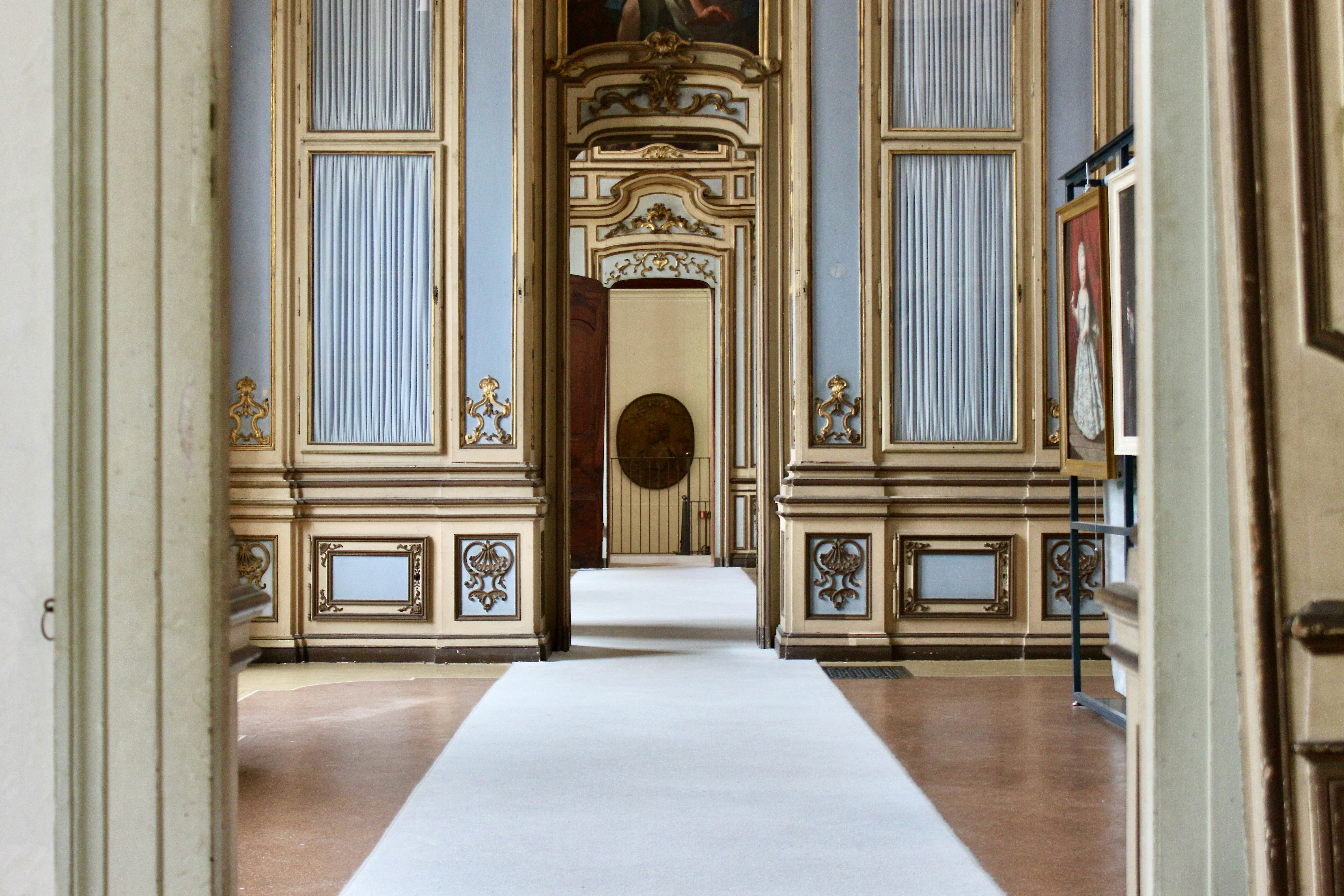 Creative and Inspiring Interior Hall Decorations in American Homes