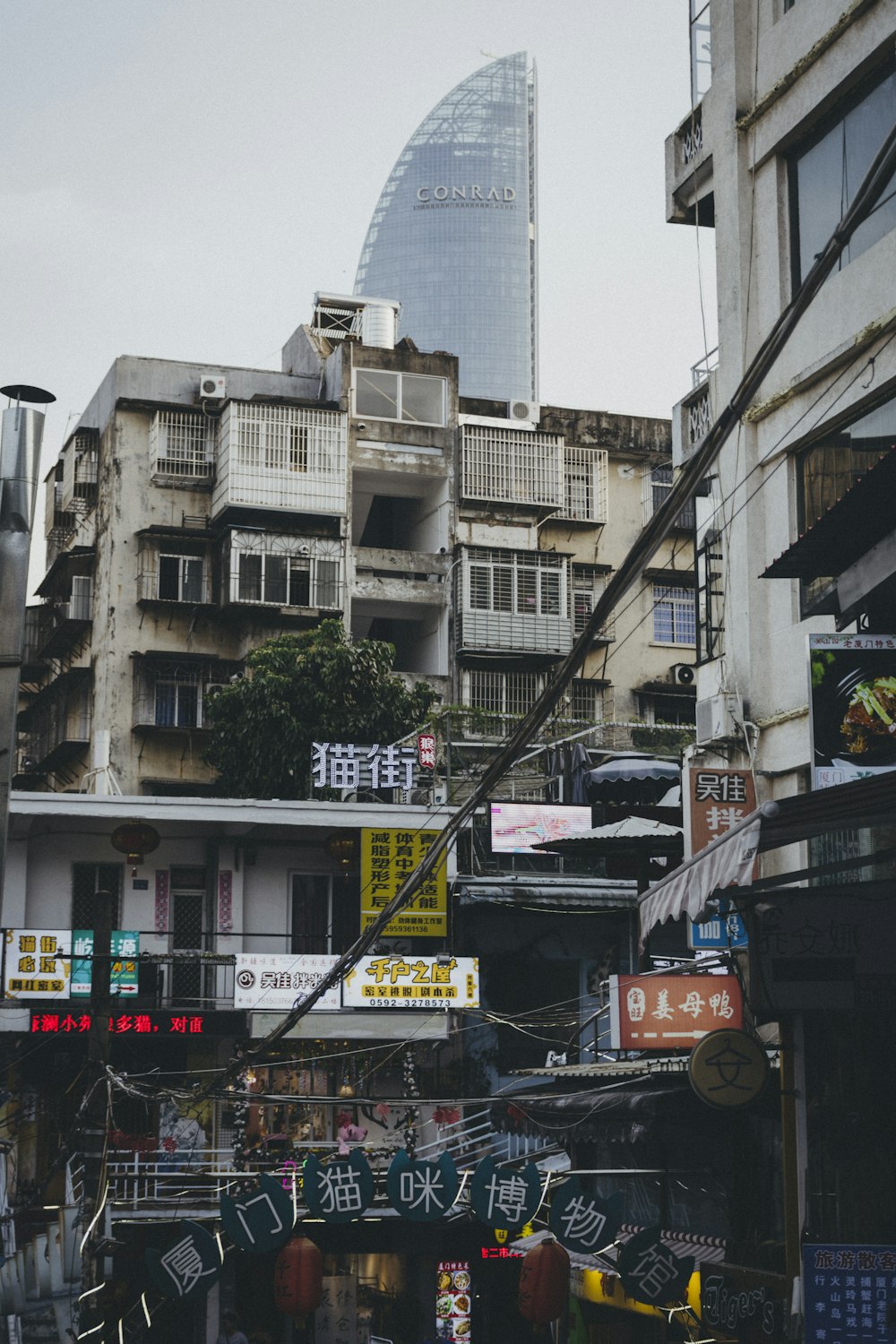 白と茶色のコンクリートの建物