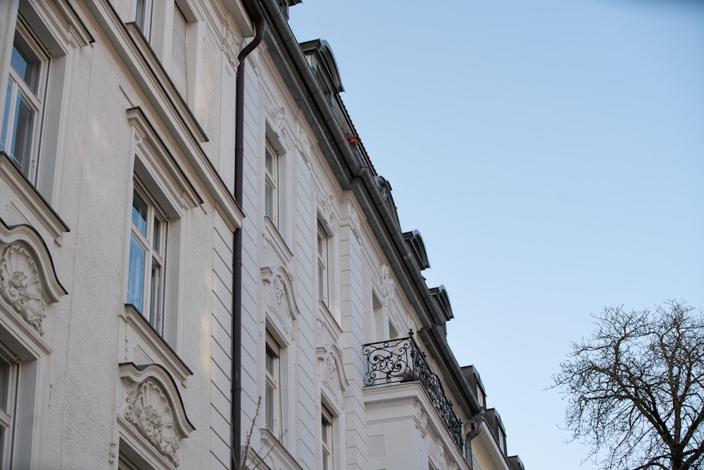 Edificio de hormigón blanco durante el día