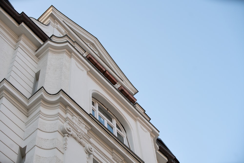 Edificio de hormigón blanco bajo el cielo azul durante el día