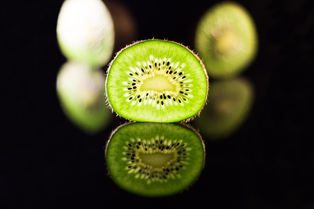Fruto redondo verde y blanco