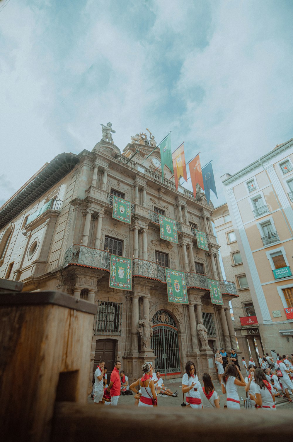 Edificio de hormigón marrón y blanco