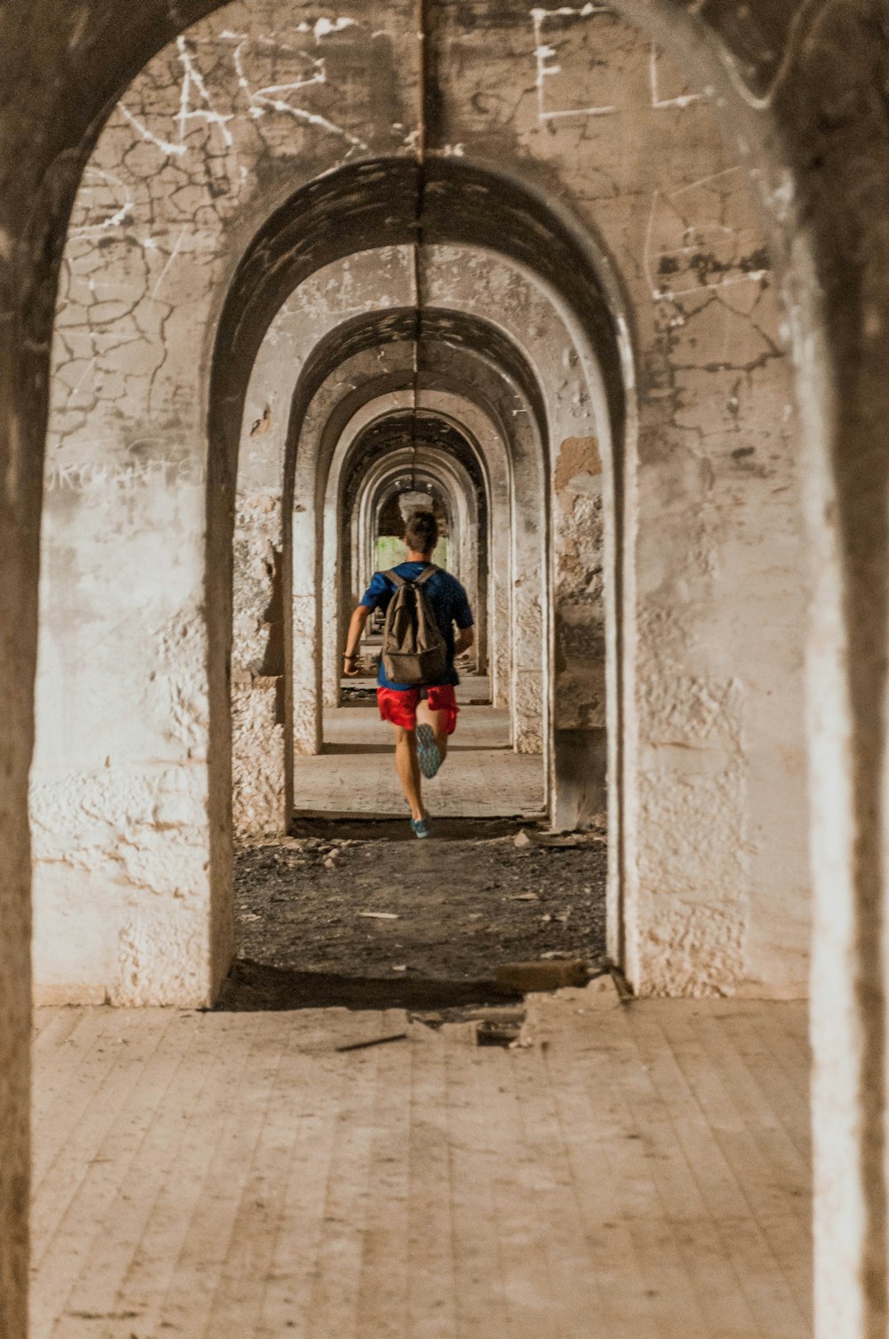 Femme en veste rouge marchant dans le couloir