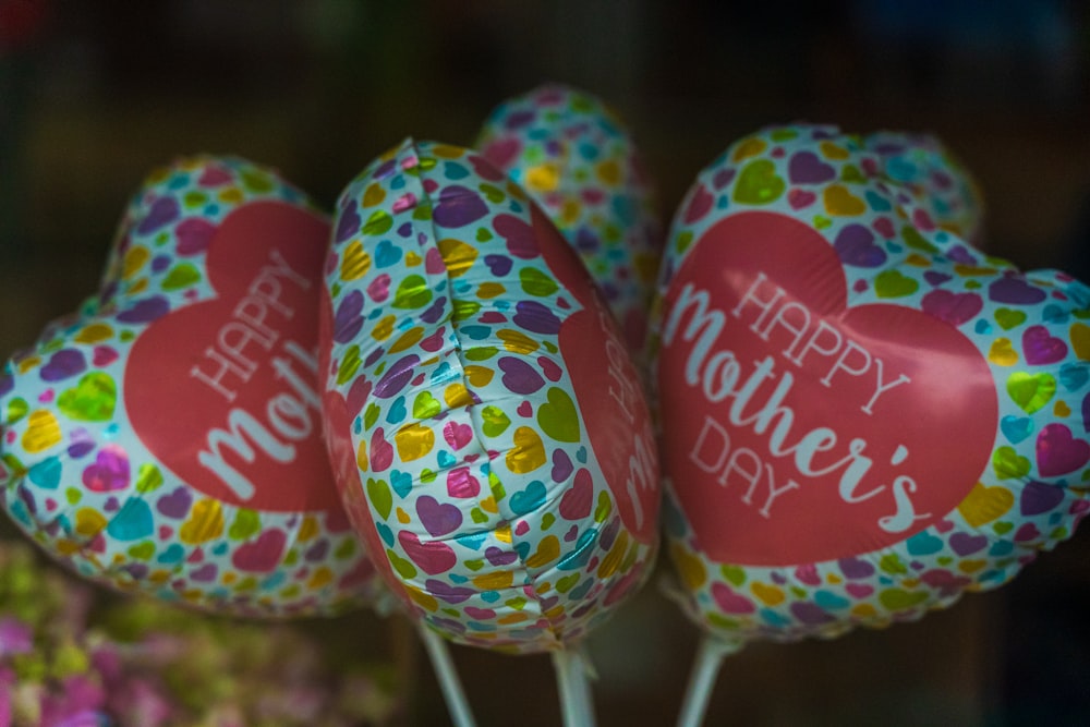 balões de feliz aniversário vermelhos e brancos